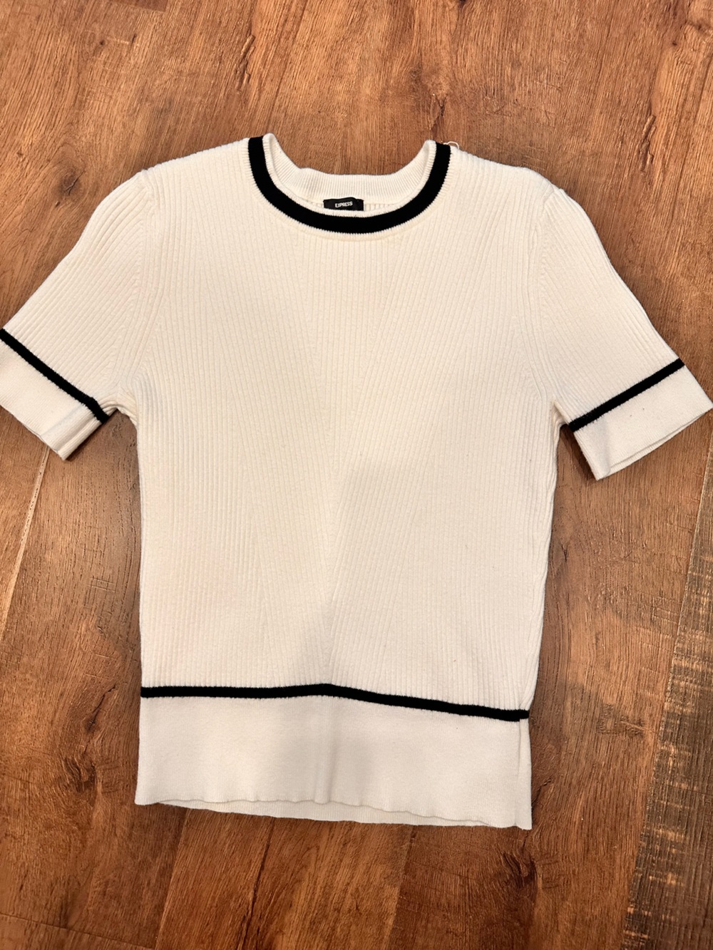 Express Cream Short-Sleeve Knit Sweater with Black Trim size m